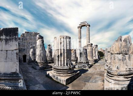 foto grandangolare del tempio di apollo nella città antica didima. Concetto di turismo storico. Foto Stock