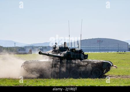 Giornate della NATO, Ostrava, Repubblica Ceca. 22nd settembre 2019: Il russo ha fatto il carro armato di battaglia T-72B3 che si muove sul terreno di addestramento e spara dalla pistola Foto Stock