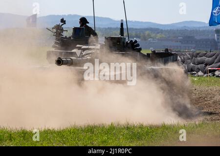 Giornate della NATO, Ostrava, Repubblica Ceca. 22nd settembre 2019: Il russo ha fatto il carro armato di battaglia T-72B3 che si muove sul terreno di addestramento e spara dalla pistola Foto Stock