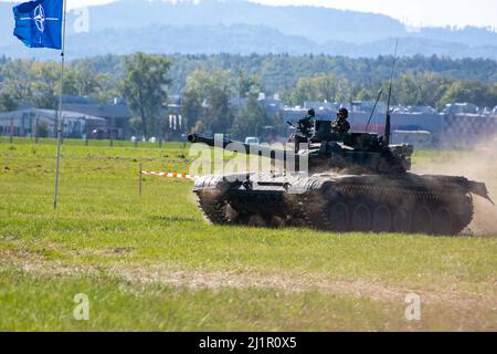 Giornate della NATO, Ostrava, Repubblica Ceca. 22nd settembre 2019: Il russo ha fatto il carro armato di battaglia T-72B3 che si muove sul terreno di addestramento e spara dalla pistola Foto Stock