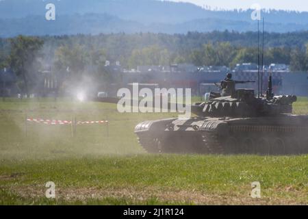 Giornate della NATO, Ostrava, Repubblica Ceca. 22nd settembre 2019: Il russo ha fatto il carro armato di battaglia T-72B3 che si muove sul terreno di addestramento e spara dalla pistola Foto Stock