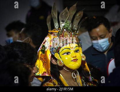 Kathmandu, Bagmati, Nepal. 27th Mar 2022. Una divinità vestita come la dea Brahmayani partecipa ad una sfilata per celebrare la celebrazione del festival NardishSwetkali a Kathmandu, Nepal il 27 marzo 2022. Il festival si svolge solitamente una volta in 12 anni, prendendo fuori sfilata e danze di divinità come Ganesh, Kumari, Bhairav, Swetkali, Bharamayani e più. (Credit Image: © Sunil Sharma/ZUMA Press Wire) Credit: ZUMA Press, Inc./Alamy Live News Foto Stock