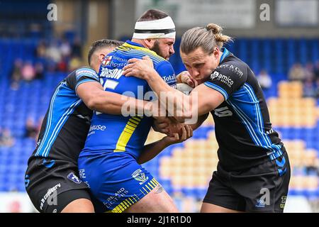 Ellis Robson #25 di Warrington Wolves è affrontato da Jacob Miller (6) di Wakefield Trinity in, il 3/27/2022. (Foto di Craig Thomas/News Images/Sipa USA) Credit: Sipa USA/Alamy Live News Foto Stock