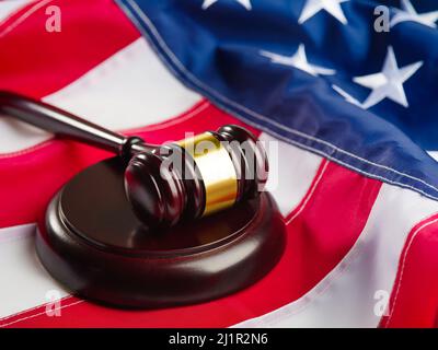 La bandiera nazionale degli Stati Uniti d'America e il gavel di legno del giudice. Primo piano. Patriottismo, giustizia, giustizia, stato di diritto. Immagine a colori. Altro Foto Stock