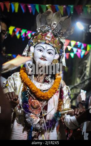 Kathmandu, Bagmati, Nepal. 27th Mar 2022. Una divinità vestita come Dea Rudrayani partecipa a una sfilata per celebrare la celebrazione del festival NardishSwetkali a Kathmandu, Nepal il 27 marzo 2022. Il festival si svolge solitamente una volta in 12 anni, prendendo fuori sfilata e danze di divinità come Ganesh, Kumari, Bhairav, Swetkali, Bharamayani e più. (Credit Image: © Sunil Sharma/ZUMA Press Wire) Credit: ZUMA Press, Inc./Alamy Live News Foto Stock