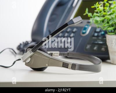 Primo piano. Telefono, fax e cuffie. Isolato su sfondo bianco. Ufficio, lavoro, comunicazione, sfera sociale, lavoro a distanza, freelance, azienda. Altro Foto Stock