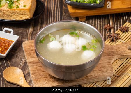 zuppa di palla di merluzzo in una ciotola di acciaio isolato su tavola di legno vista laterale sul tavolo taiwan cibo Foto Stock