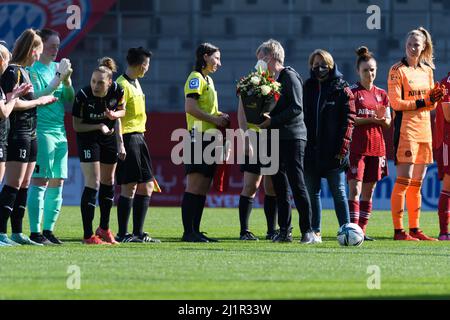 Monaco di Baviera, Germania. 27th Mar 2022. L'arbitro Katrin Rafalski ha onorato per la sua partita della Bundesliga del 100th prima della partita di flyeralarm Frauen Bundesliga tra il FC Bayern Monaco e la SGS Essen al Campus FC Bayern, Monaco di Baviera. Sven Beyrich/SPP Credit: SPP Sport Press Photo. /Alamy Live News Foto Stock