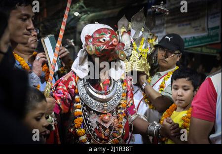 Kathmandu, Bagmati, Nepal. 27th Mar 2022. Una divinità vestita come Dea Barahi partecipa ad una sfilata per celebrare la celebrazione del festival NardishSwetkali a Kathmandu, Nepal il 27 marzo 2022. Il festival si svolge solitamente una volta in 12 anni, prendendo fuori sfilata e danze di divinità come Ganesh, Kumari, Bhairav, Swetkali, Bharamayani e più. (Credit Image: © Sunil Sharma/ZUMA Press Wire) Credit: ZUMA Press, Inc./Alamy Live News Foto Stock