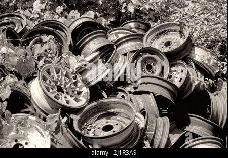 Cerchioni ruota in deposito rottami. Immagine in bianco e nero. Ontario, Canada Foto Stock