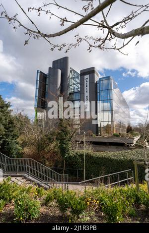 Una vista verticale distante della proprietà Matrix House nel Basing View a Basingstoke, Inghilterra Foto Stock