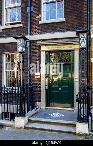 The Art Worker's Guild at 6 Queen Square, Londra. Fondata nel 1884, è un'organizzazione caritativa formata per sostenere le arti visive e l'artigianato. Foto Stock