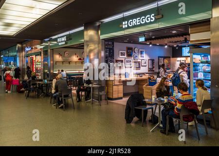 Ristorante fast food Greggs presso la stazione ferroviaria St Pancras di Londra. Stazione ferroviaria Food Court. Foto Stock