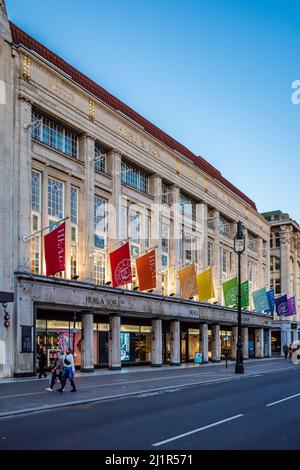 Heals Store Tottenham Court Road Londra. Bandiere blu si ondano fuori dal negozio Heals Furniture and Design. Fondata nel 1810 da John Harris Heal e figlio Foto Stock