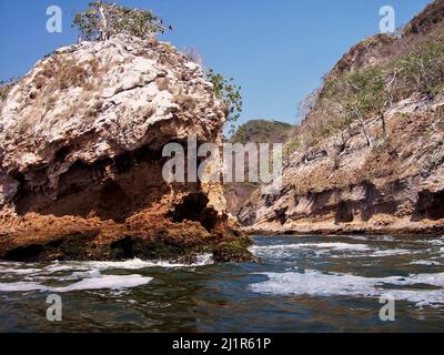 La costa spietata di Puerto Vallarta, Messico, dove le montagne incontrano il mare. Foto Stock