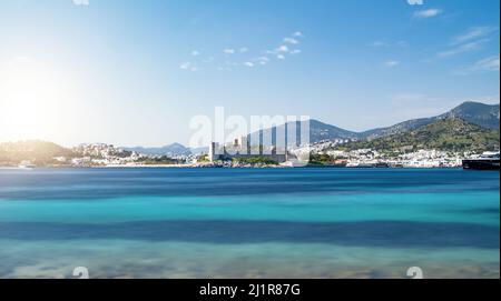 Foto lunga esposizione del castello di Bodrum in giornata di sole. Concetto di turismo e tempo libero. Foto Stock