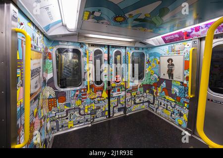 La Subway Car dipinta e rinnovata opera a New York City Foto Stock