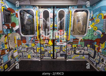 La Subway Car dipinta e rinnovata opera a New York City Foto Stock