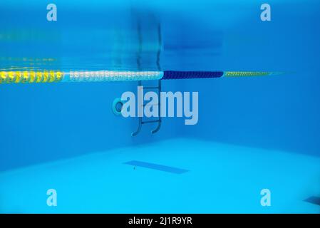 Vista della piscina con scala in metallo sott'acqua Foto Stock