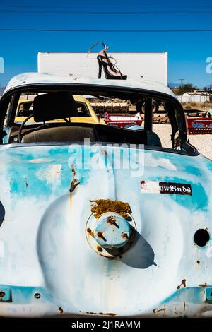 Junked Nash Metropolitan fa parte di un'installazione artistica chiamata "The Drive-in Bombay Beach". Installazione artistica di Stefan Ashkenazy, Sean Dale Taylor, AN Foto Stock