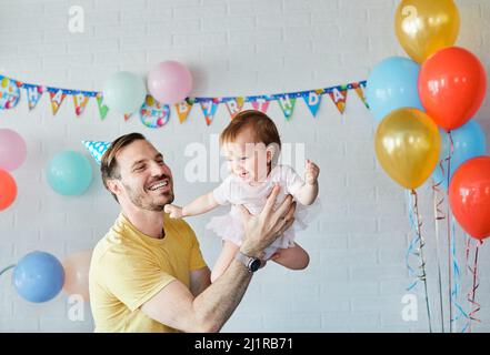 bambino compleanno famiglia figlia celebrazione bambino ragazza felice partito padre torta genitore bambino Foto Stock