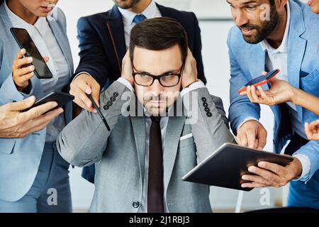 businessman stress sopraffatto problema di lavoro squadra argomentare problema di conflitto Foto Stock