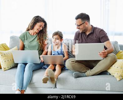 computer portatile istruzione madre padre figlio figlia ragazza familiare infanzia casa tecnologia genitore Foto Stock