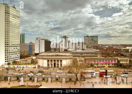 Vista sulla città di Broad Street, Birmingham. Mostra molti stili architettonici e la statua di Watt, Boulton e Murdoch. Foto Stock