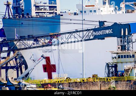 La USNS Comfort, una nave ospedale della Marina, è attraccata per le riparazioni al cantiere navale dell'Alabama, 25 marzo 2022, a Mobile, Alabama. Foto Stock