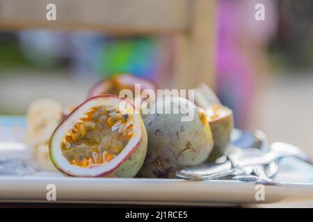 Una selezione di focus fette di frutto della Passione sul tavolo Foto Stock