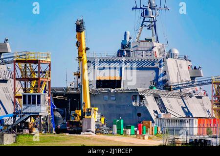 Una nave da combattimento litoranea è ancorata allo stabilimento di produzione navale di Austal USA, sul fiume Mobile, 10 marzo 2022, a Mobile, Alabama. Foto Stock