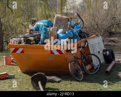 Spazzatura raccolta in jena mentre saaleputz con un sacco di persone onorarie Foto Stock