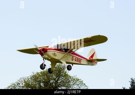 Piper PA-22-108 Colt, versione di Piper PA-22 Tri-Pacer, G-ARNE, decollo a Henham Park, Suffolk, Regno Unito. Velivolo classico costruito nel 1961 Foto Stock