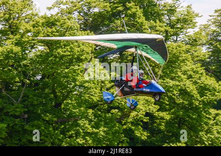 Mainair Blade, trike ultraleggero britannico progettato e prodotto da Mainair Sports e successivamente da P&M Aviation. G-MZCU atterrando alla pista aerea di Henham Park, Regno Unito Foto Stock