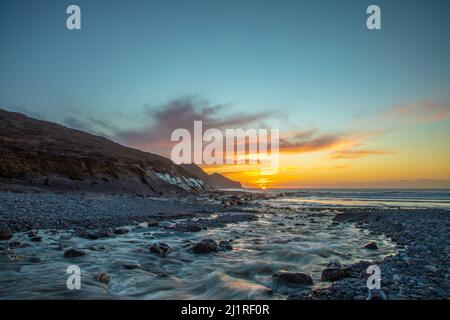 Tramonto sulla spiaggia a Crackington Haven, Cornovaglia, Inghilterra, Regno Unito Foto Stock