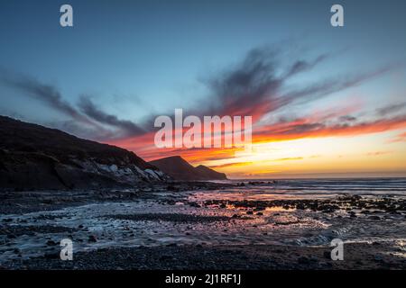 Tramonto sulla spiaggia a Crackington Haven, Cornovaglia, Inghilterra, Regno Unito Foto Stock