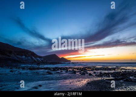 Tramonto sulla spiaggia a Crackington Haven, Cornovaglia, Inghilterra, Regno Unito Foto Stock