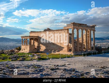 L'Erechtheion (o Erechtheum), un antico tempio greco sul lato nord dell'Acropoli di Atene in Grecia, dedicato ad Atena e Poseidone. Foto Stock