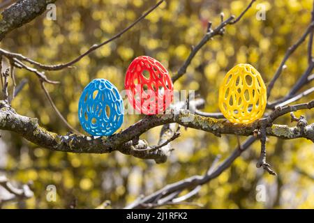 Farbige Eier aus 3D-Drucker im Baum Foto Stock