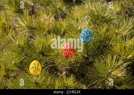 3D-Ostereier im Baum Foto Stock