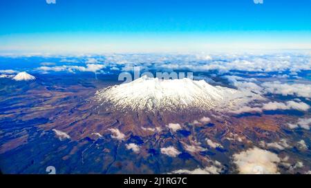 I due vulcani del Monte Ruapehu e del Monte Taranaki visti dall'aria Foto Stock