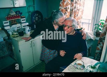 Una coppia russa negli anni '90 che vive con una pensione di 200 ruble al mese nella propria cucina a Mosca alla fine del 1991. Foto Stock