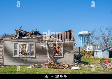 ARABI, LA, USA - 26 MARZO 2022: Fronte di casa gravemente danneggiata da marzo 22 tornado e Arabi torre d'acqua in background Foto Stock