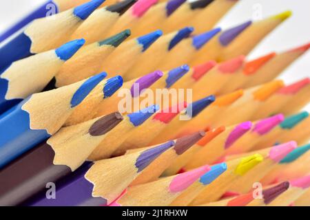 detalles de puntas de lápices de colores, aislado sobre fondo blanco Foto Stock