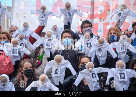 Buenos Aires, Argentina; 24 marzo 2022: Persone in possesso di marionette che rappresentano le madri di Plaza de Mayo, con le loro foulard e poster simbolici bianchi Foto Stock