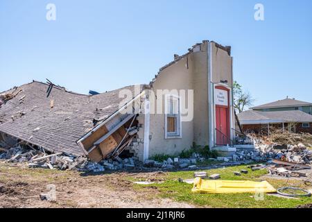 ARABI, LA, USA - 26 MARZO 2022: Crollo del tetto della Chiesa dell'Assemblea Mondiale della fede su Friscoville Avenue dopo che il tornado ha attraversato Arabi il 22 marzo Foto Stock