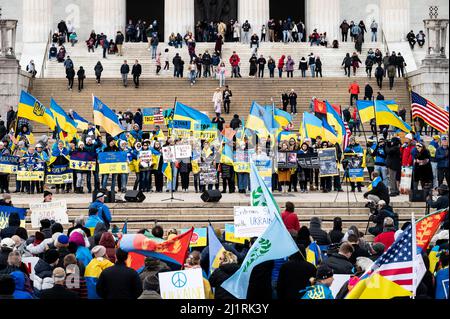 Washington, Stati Uniti. 27th Mar 2022. 27 marzo 2022 - Washington, DC, Stati Uniti: Persone con segni e bandiere in uno stand con l'Ucraina raduno al Lincoln Memorial. (Foto di Michael Brochstein/Sipa USA) Credit: Sipa USA/Alamy Live News Foto Stock