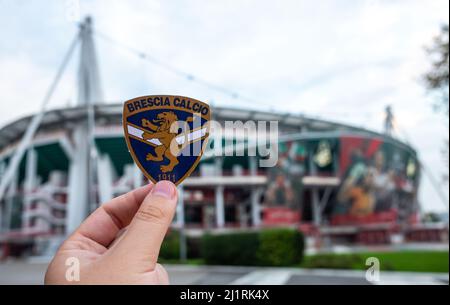 30 agosto 2021, Brescia, Italia. L'emblema del club calcistico Brescia Calcio sullo sfondo di uno stadio moderno. Foto Stock