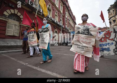 Kolkata, India. 26th Mar 2022. Il gruppo di sinistra - Pashchimbanga Ganasanskriti Parishad organizza manifestazioni di protesta contro varie questioni statali, nazionali e internazionali sulla recente morte di Anish Khan, il massacro di Rampurhat, il progetto minerario di Deocha-Pachami e il conflitto Russia-Ucraina a Kolkata, India, il 26 marzo 2022. (Foto di Biswarup Gangully/Pacific Press/Sipa USA) Credit: Sipa USA/Alamy Live News Foto Stock