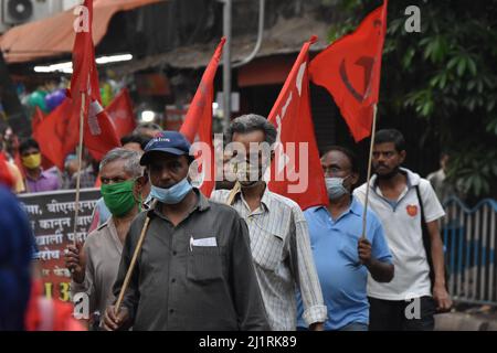 Kolkata, India. 26th Mar 2022. Il gruppo di sinistra - Pashchimbanga Ganasanskriti Parishad organizza manifestazioni di protesta contro varie questioni statali, nazionali e internazionali sulla recente morte di Anish Khan, il massacro di Rampurhat, il progetto minerario di Deocha-Pachami e il conflitto Russia-Ucraina a Kolkata, India, il 26 marzo 2022. (Foto di Biswarup Gangully/Pacific Press/Sipa USA) Credit: Sipa USA/Alamy Live News Foto Stock